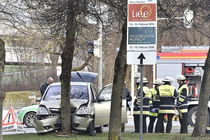 Der Fahrer krachte mit seinem Opel frontal gegen einen Baum und wurde schwer verletzt.