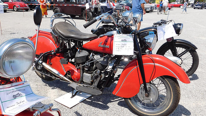 Alte Motorräder werden auch gezeigt. Alte Motorräder werden auch gezeigt.