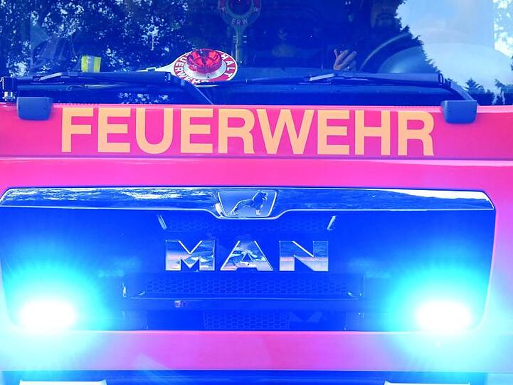 Feuerwehrmänner sitzen in ihrem Fahrzeug. Foto: Carsten Rehder/dpa