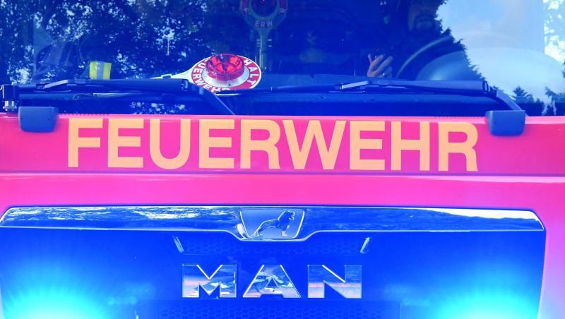 Feuerwehrmänner sitzen in ihrem Fahrzeug. Foto: Carsten Rehder/dpa Feuerwehrmänner sitzen in ihrem Fahrzeug. Foto: Carsten Rehder/dpa