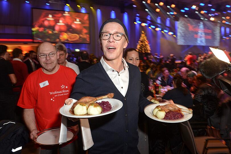 Simon Gosejohann verteilt Essen