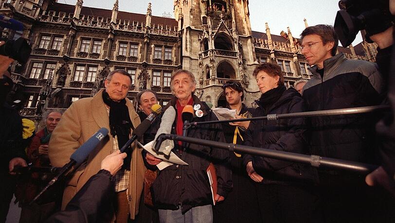 Konstantin Wecker (l.) bei einer Friedensdemonstration vor dem Neuen Rathaus. Konstantin Wecker (l.) bei einer Friedensdemonstration vor dem Neuen Rathaus.