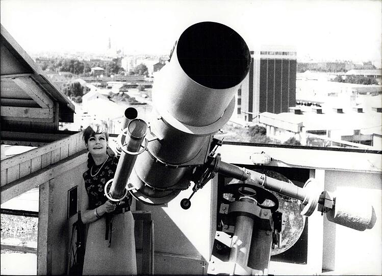 Sterne schauen im Twiggy-Style: Im Jahr 1965 werden die Röcke kürzer und die Teleskope größer.