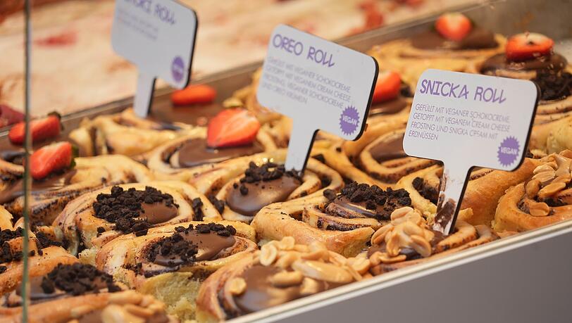 2.500 Zimtschnecken gehen bei Cinnamood in München täglich über die Theke. 2.500 Zimtschnecken gehen bei Cinnamood in München täglich über die Theke.