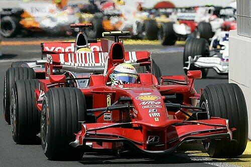 Felipe Massa rast in seinem Ferrari um die Kurve. Der Rennstall ist das älteste und beliebteste Team der Formel 1.