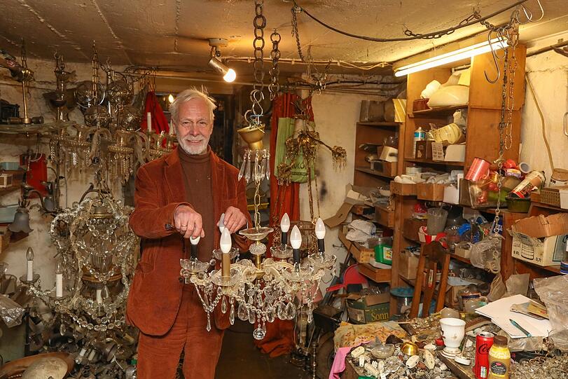 Der Herr der Lüster in der Werkstatt – ein Ersatzteil-Paradies: Hier wird praktisch jeder unvollständige Kronleuchter perfekt repariert.