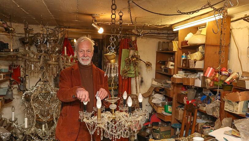 Der Herr der Lüster in der Werkstatt – ein Ersatzteil-Paradies: Hier wird praktisch jeder unvollständige Kronleuchter perfekt repariert. Der Herr der Lüster in der Werkstatt – ein Ersatzteil-Paradies: Hier wird praktisch jeder unvollständige Kronleuchter perfekt repariert.