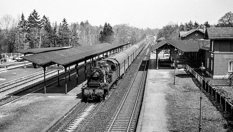 Zeitenwende: 1967 fahren die Züge noch dampfbetrieben, bald darauf wird auf Dieselloks umgestellt. Zeitenwende: 1967 fahren die Züge noch dampfbetrieben, bald darauf wird auf Dieselloks umgestellt.