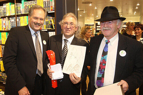 Bezirkstags-Präsident Richard Bartsch (li.), Schnellzeichner Rudolf Lumm (re.) mit Thalia-Campe-Chef Hans Schmidt (Mitte).