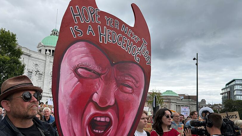 Zahlreiche Menschen protestieren gegen Donald Trump