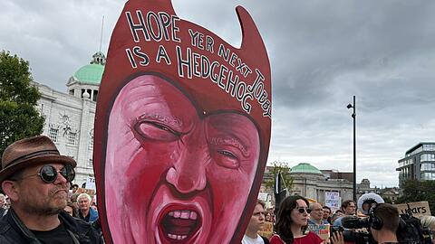 Zahlreiche Menschen protestieren gegen Donald Trump