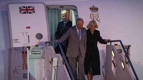 Charles und Camilla am Flughafen Rom-Ciampino.