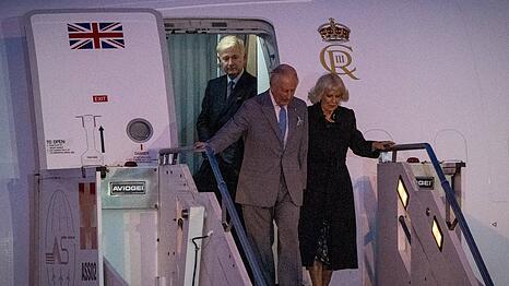Charles und Camilla am Flughafen Rom-Ciampino.