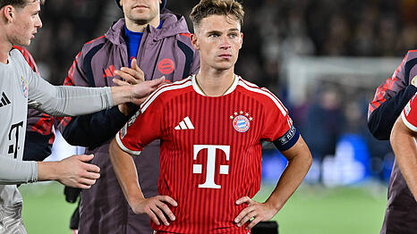 Der sichtlich entt&auml;uschte Kapit&auml;n des FC Bayern steht nach dem 3:3 in Stavanger ratlos auf dem Rasen &ndash; Sinnbild der defensiven Krise und der angezweifelten Mentalit&auml;t des Rekordmeisters.