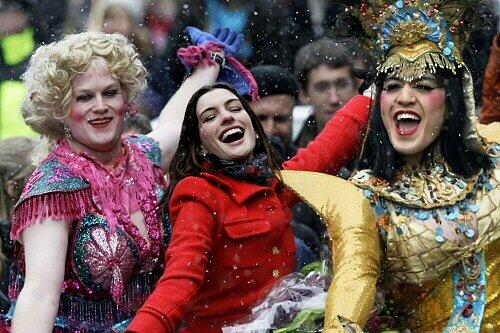 Anne Hathaway (Mitte) beim Hasty Pudding Award