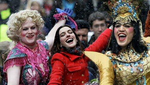 Anne Hathaway (Mitte) beim Hasty Pudding Award Anne Hathaway (Mitte) beim Hasty Pudding Award