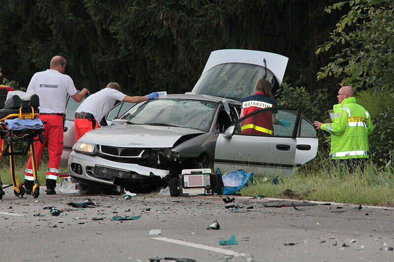 Bei dem Unfall wurde das Vorderrad des Motorrads einfach abgerissen: Bei Taufkirchen sind vier Menschen schwer verletzt worden. Die Bilder