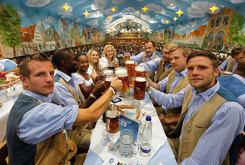 Traditioneller Ausflug des TSV 1860 München aufs Oktoberfest. Am Dienstagabend rockten die Münchner Löwen die Wiesn.