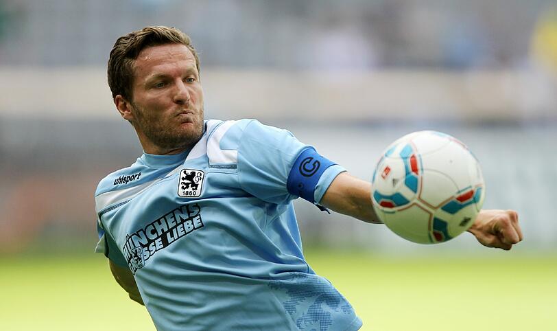 Er hatte lange abgewartet, aber nachdem die Löwen-Rettung in trockenen Tüchern war bekennt sich auch Benny Lauth Anfang Juni zu den Löwen und verlängert seinen Vertrag. Wie Daniel Bierofka und Gabor Kiraly verzichtet nun auch der Torjäger auf einen Teil seines Gehalts.