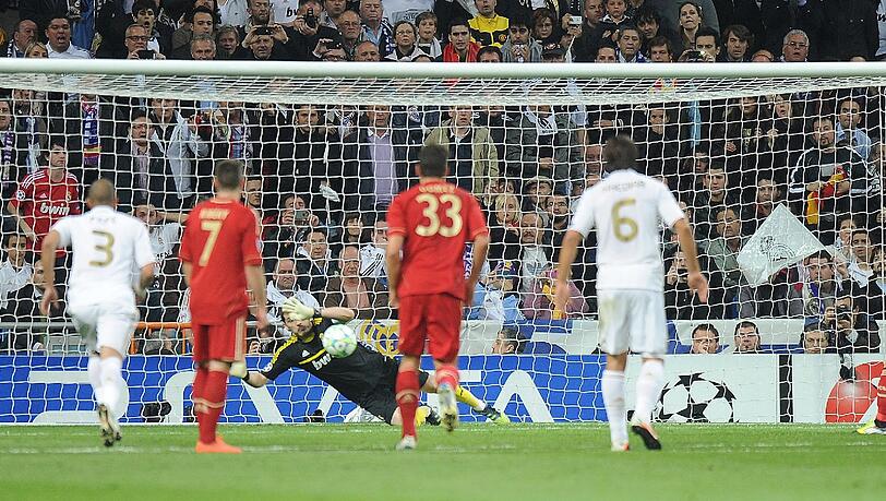 Und wie er es kann: Real-Keeper Casillas (M) kann den Elfer von Arjen Robben (nicht im Bild) nicht halten Und wie er es kann: Real-Keeper Casillas (M) kann den Elfer von Arjen Robben (nicht im Bild) nicht halten
