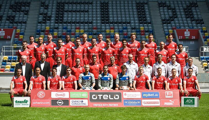 Die Mannschaft von Fortuna Düsseldorf: 1. Reihe sitzend von links nach rechts: Andreas Lambertz, Du-Ri Cha, Robbie Kruse, Aliosman Aydin, Robert Almer, Nikos Papadopoulos, Fabian Giefer, Johannes van den Bergh, Ronny Garbuschewski, Ken Ilsö, Andre Fomitschow. 2. Reihe stehend von links nach rechts: Manager Wolf Werner, Mannschaftsarzt Ulrich Keil, Mannschaftsarzt Alois Teuber, Physiotherapeut Thomas Gucek, Physiotherapeut Jan Speckenbach, Mannschaftsbetreuter Aleksander Spengler, Chefscout Mark Ulshöfer, Fitnesstrainer Dirk Schauenberg, Torwarttrainer Manfred Gloger, Co-Trainer Uwe Klein, Trainer Norbert Maier. 3. Reihe stehend von links nach rechts: Stefan Reisinger, Bruno Soares, Juanan, Jeron Hazaimeh, Ivan Paurevic, Gerrit Wegkamp, Tugrul Erat, Leon Balogun, Dani Schahin, Mazin Ahmed Alhuthayfi, 4. Reihe stehend von links nach rechts: Christian Weber, Axel Bellinghausen, Nando Raffael, Timo Furuholm, Oliver Fink, Tobias Levels, Adam Bodzek, Bastian Müller und Jens Langeneke.
