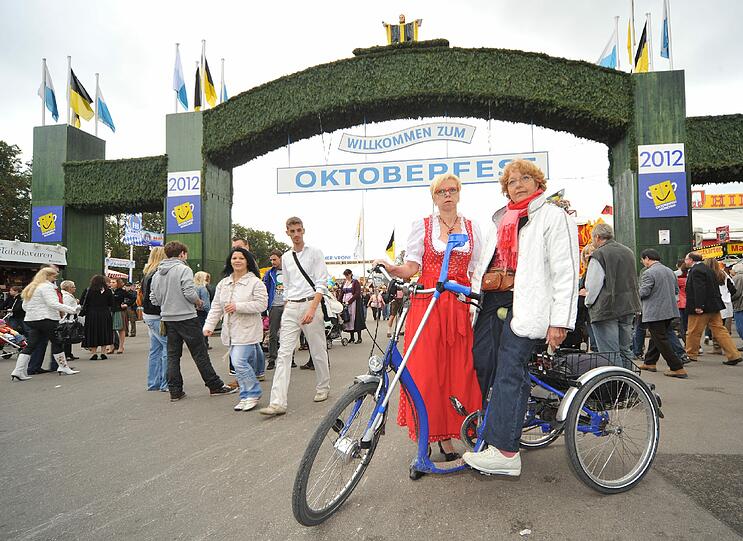 Marianne Engelbrecht mit ihrer Freundin Lydia Schmidl (im Dirndl): Ihr Wiesnbesuch ist zur lieben Tradition geworden.