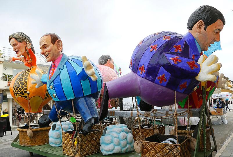 Auch in Viareggio in der Toskana sind die Umzüge kreativ und vor allem politisch. Fast jeder bekannte Politiker wird durch den Kakao gezogen.