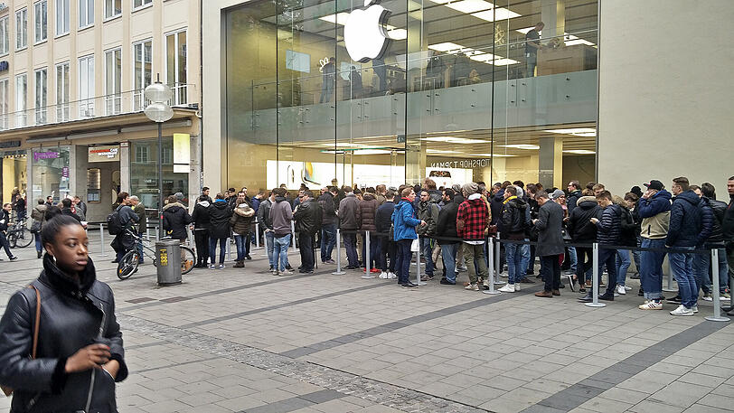 Lange Schlange vor dem Apple-Store in München: Am Freitag startete der offizielle Verkauf des neuen iPhone X.