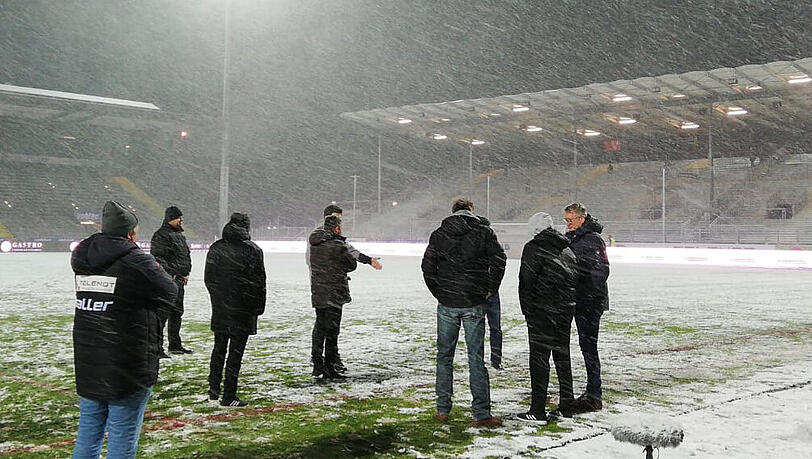Nichts geht mehr: Starker Schneefall verhinderte ein Spiel in Aalen. Nichts geht mehr: Starker Schneefall verhinderte ein Spiel in Aalen.