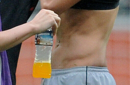 Hot Hope hat ein Piercing am Bauchnabel!