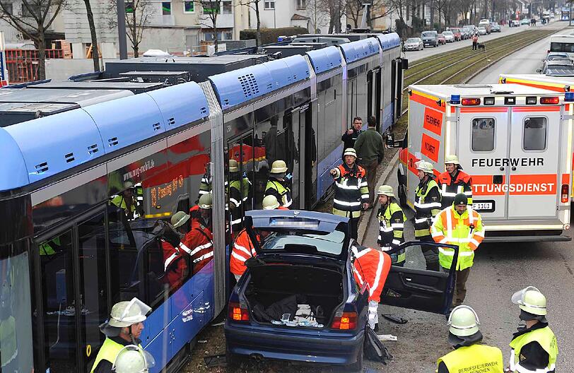 Der Fahrer des BMW wurde im Wagen eingeklemmt und musste von der Feuerwehr herausgeschnitten werden. Die Bilder vom Einsatz.