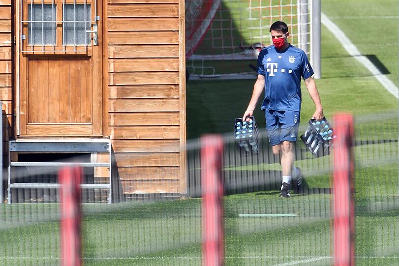 Wasser darf bei der schweißtreibenden Einheit nicht fehlen. Ein Betreuer versorgt die Spieler mit zwei Kisten Wasser. Auch er trägt einen Mundschutz.