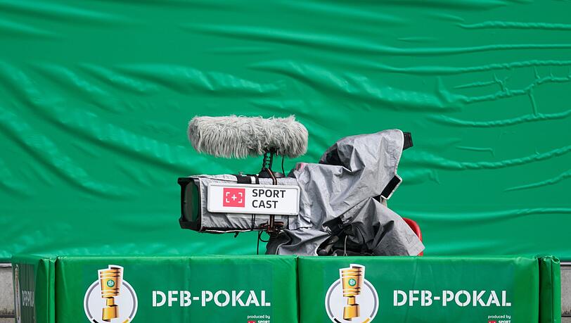 Eine Fernsehkamera steht am Spielfeldrand.
