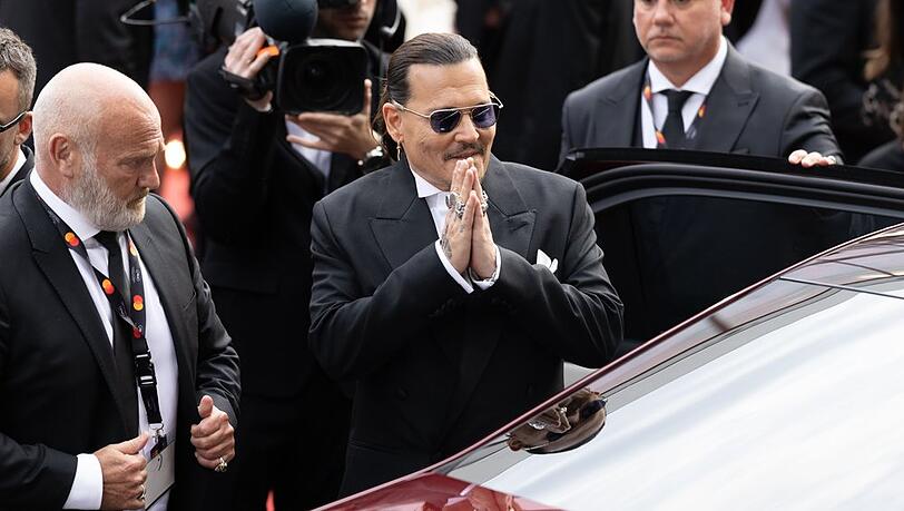 Johny Depp, der sich nach seiner Ankunft bei den Filmfestspielen von Cannes offenbar bei wartenden Fans bedankt.