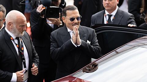 Johny Depp, der sich nach seiner Ankunft bei den Filmfestspielen von Cannes offenbar bei wartenden Fans bedankt.