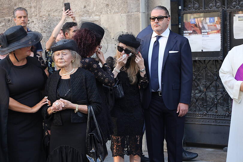 Ex-Frau Christina  Lugner und Tochter Jacqueline Lugner können vor dem Stephansdom ihren Tränen nicht zurückhalten.