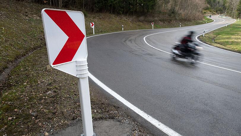 Der Motorradfahrer starb noch an der Unfallstelle. (Symbolbild)