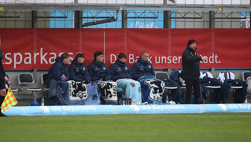 Die Drittliga-Saison ist gelaufen, also das Beste draus machen: F&uuml;r 1860-Trainer Markus Kauczinski (r.) bietet sich nun die Chance seine Elf f&uuml;r die kommende Spielzeit zu formen. Hinter ihm auf der Bank die Talente (v.l.) Paul Bachmann, Noah Klose, Loris Husic, Finn Fuchs und Lasse Fa&szlig;mann.
