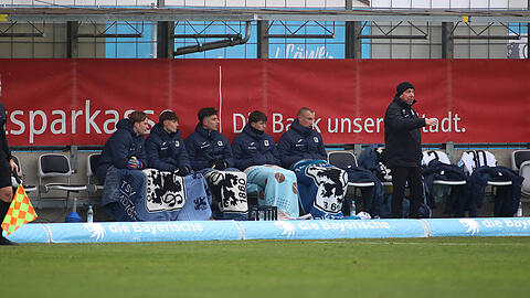 Die Drittliga-Saison ist gelaufen, also das Beste draus machen: F&uuml;r 1860-Trainer Markus Kauczinski (r.) bietet sich nun die Chance seine Elf f&uuml;r die kommende Spielzeit zu formen. Hinter ihm auf der Bank die Talente (v.l.) Paul Bachmann, Noah Klose, Loris Husic, Finn Fuchs und Lasse Fa&szlig;mann.