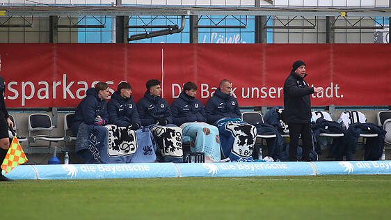 Die Drittliga-Saison ist gelaufen, also das Beste draus machen: F&uuml;r 1860-Trainer Markus Kauczinski (r.) bietet sich nun die Chance seine Elf f&uuml;r die kommende Spielzeit zu formen. Hinter ihm auf der Bank die Talente (v.l.) Paul Bachmann, Noah Klose, Loris Husic, Finn Fuchs und Lasse Fa&szlig;mann.