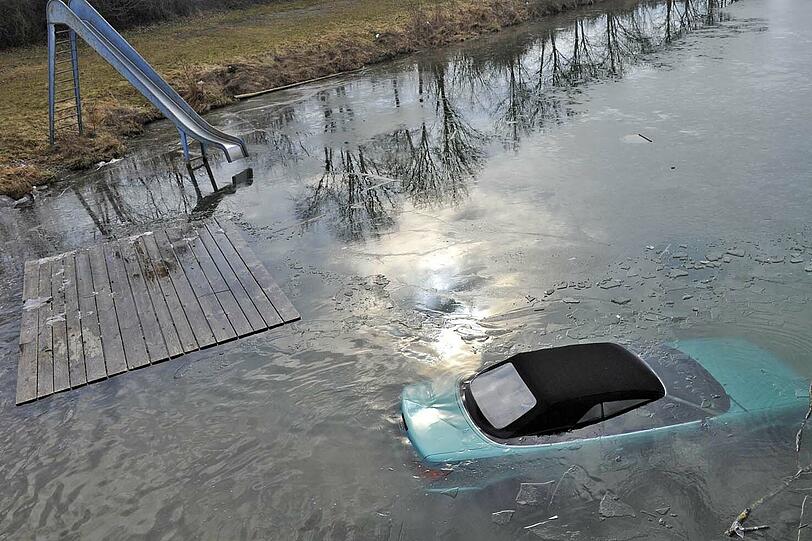 Bergkirchen: Auto im Badesee geparkt - Bilder - Abendzeitung München