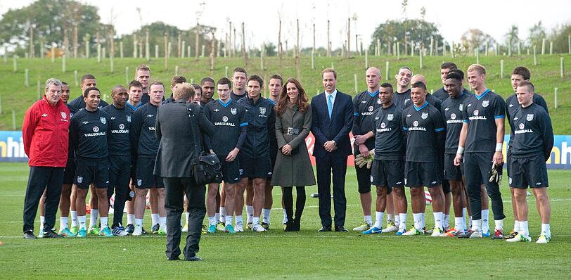 Hoher Besuch für Hodgson, Lampard, Gerrard und Co. - Prinz William und Herzogin Kate schauten vor der WM-Quali beim Training der "Three Lions" vorbei. Sehen Sie hier die Bilder.