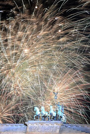 Die größte Silvesterparty in Deutschland wurde am Brandenburger Tor in Berlin gefeiert.