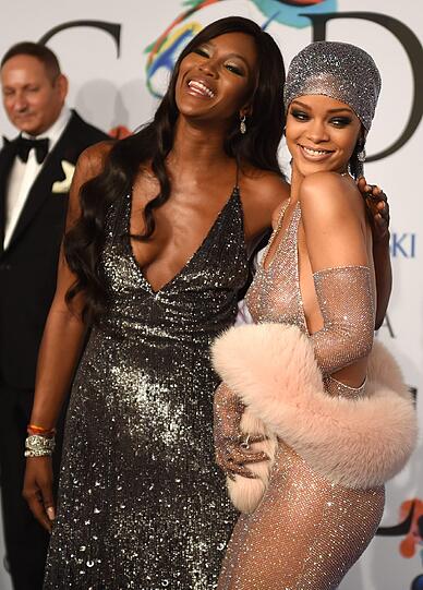 Po, Rücken, Brüste - die Bilder von Rihannas Auftritt beim Council of Designer of America Award in New York.