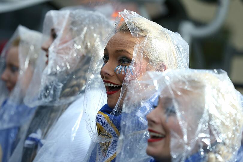 Karnevalisten feiern Rosenmontag in Köln - auch im Regen.