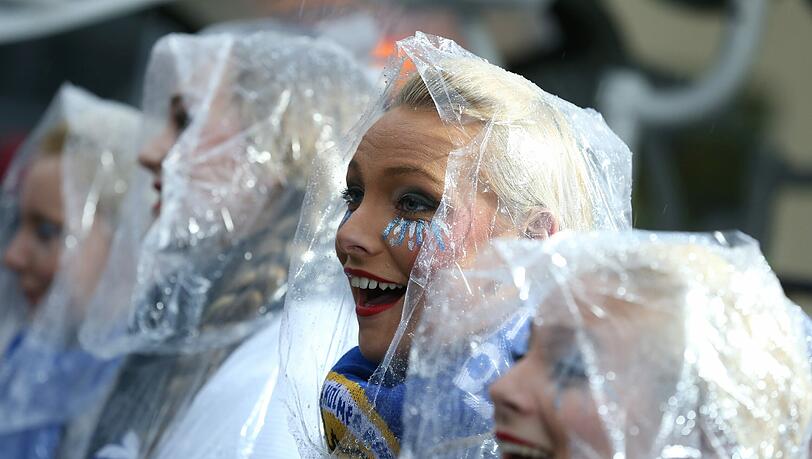 Karnevalisten feiern Rosenmontag in Köln - auch im Regen. Karnevalisten feiern Rosenmontag in Köln - auch im Regen.