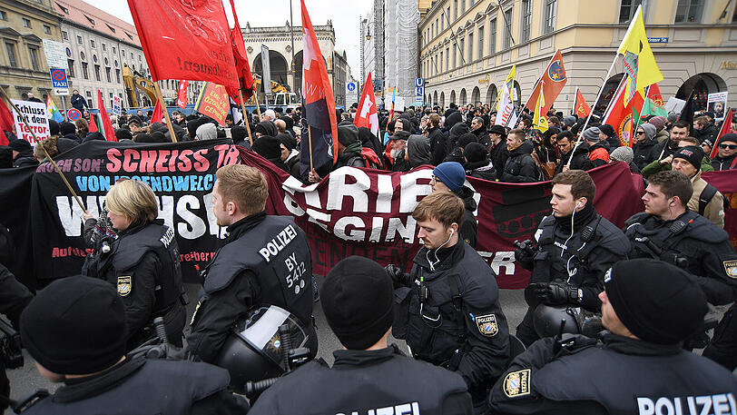 Bilder von der Siko-Gegendemo in München: Vom Stachus ging es über den Odeonsplatz zum Marienplatz. Laut Polizei haben rund 1.500 Personen teilgenommen.