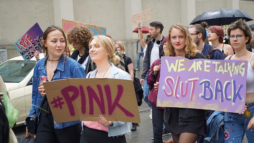 Slutwalk 2018 in München: Frauen und Männer kämpfen gemeinsam gegen Sexismus in der Gesellschaft und fordern sexuelle Selbstbestimmung für alle.