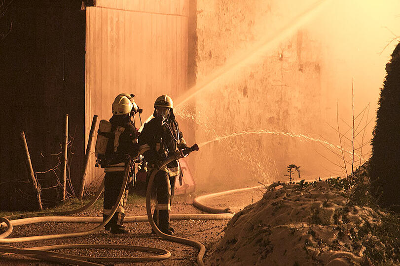 Am frühen Samstagabend stand eine Stallung in Tengling in Flammen.