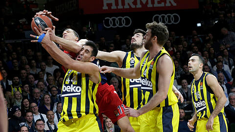 Kämpft beim Sensationssieg gegen Fenerbahce um jeden Ball: Bayerns Vizekapitän Vladimir Lucic (rotes Trikot).